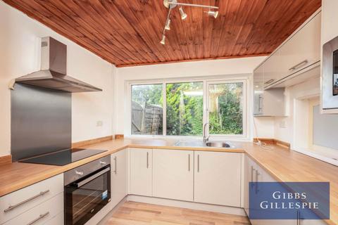 2 bedroom semi-detached house to rent, Finians Close, Uxbridge, UB10