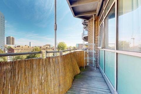 2 bedroom flat to rent, Gerry Raffles Square