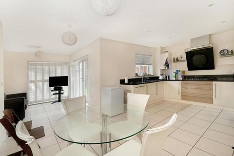 4 bedroom detached house to rent, Richmond Avenue, Kings Hill, ME19 4FE