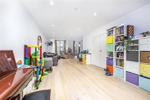 4 bedroom townhouse to rent, Schooner Road, London, E16