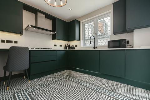4 bedroom semi-detached house to rent, College Gardens, Chingford