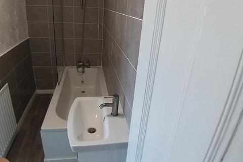2 bedroom flat to rent, High Street, Chatham, Kent, ME4