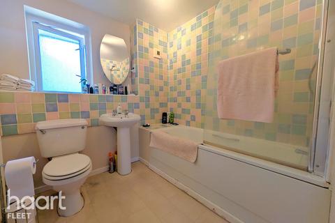 2 bedroom apartment to rent, Lasham Road, Fleet