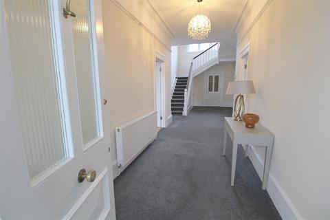 10 bedroom detached house to rent, Oathall Road, Haywards Heath, RH16
