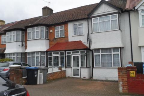 4 bedroom terraced house to rent, The Circle, London, NW2